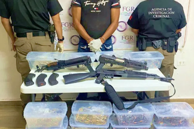 Aseguran a trailero dos armas largas y cartuchos