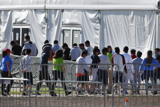 Continúan 545 niños separados de sus padres
