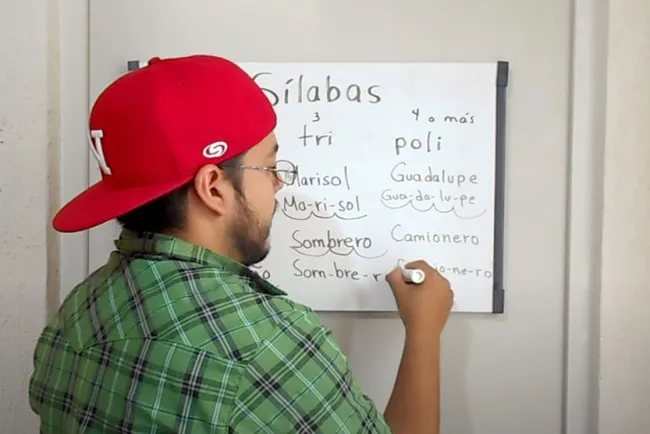 Ayuda maestro con canal de video a niños