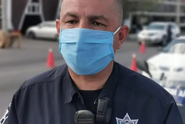 Vigilan policías los panteones cerrados