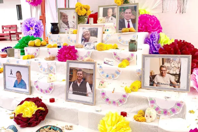 Honran memoria de doctores con Altar