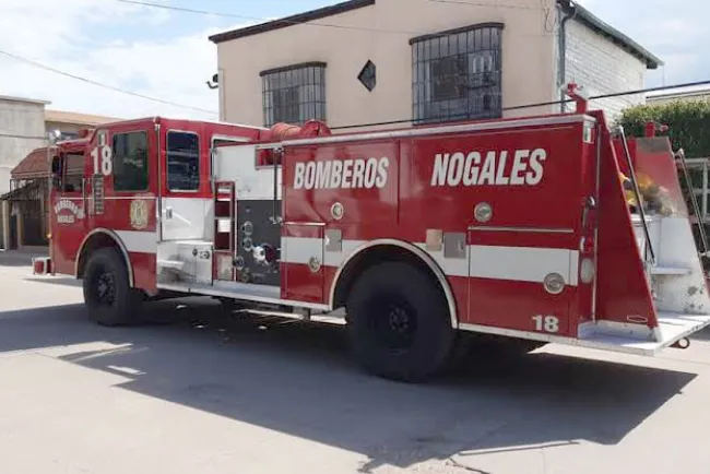 Incendian negocio en plaza