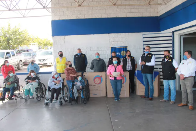 Entrega Rotarios Nogales 20 sillas de ruedas