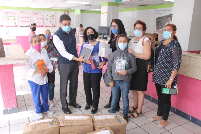 Reciben donación de libros