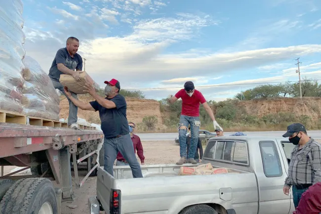 Apoya Alcalde a vecinos de Cíbuta con cemento