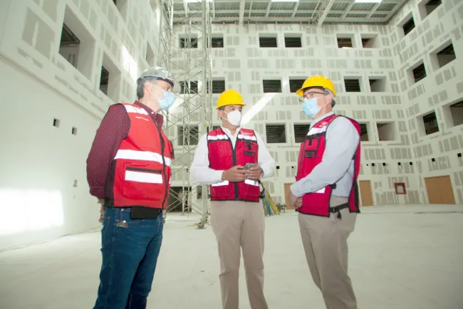 Supervisan avances de hospital regional