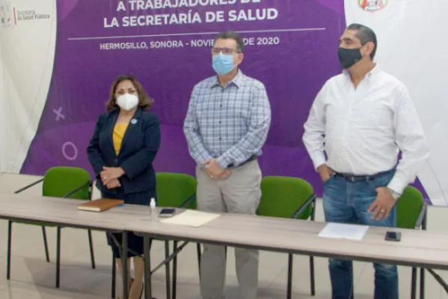 Reconocen trabajadores de la salud