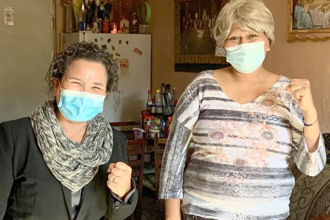 Ofrecen apoyo a paciente con cáncer