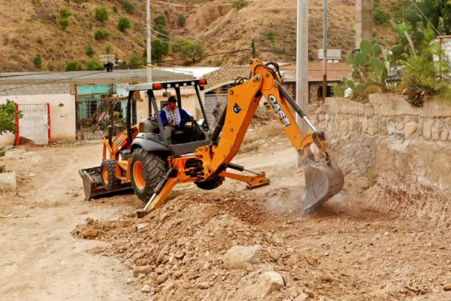 Mejoran vialidades de terracería en colonias