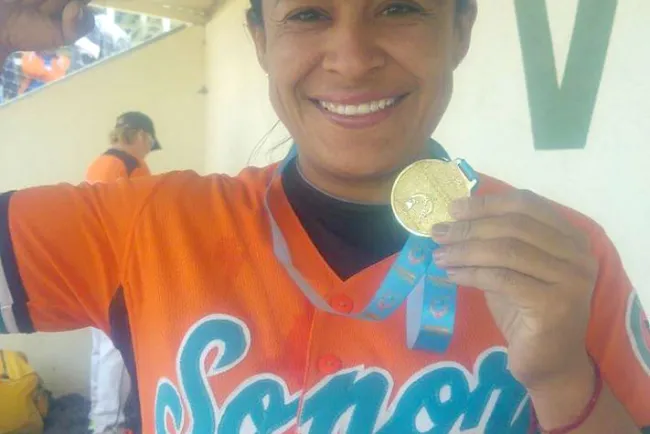 Reconocen labor de maestra sonorense