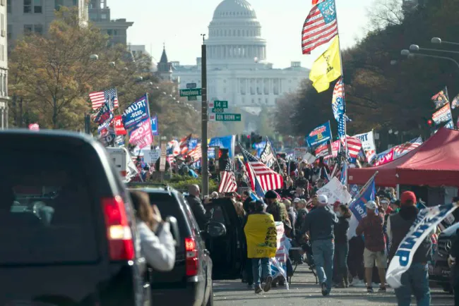 Provocan fanáticos de Trump disturbios