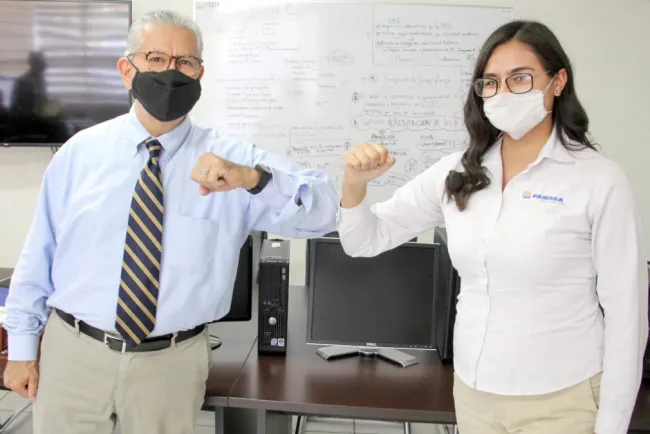 Donan computadoras a estudiantes indígenas