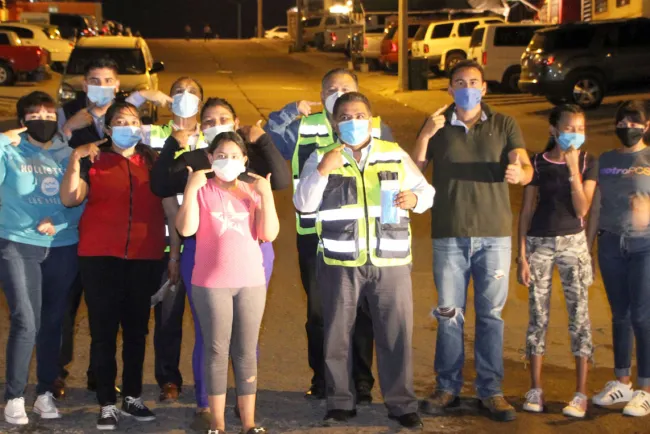 Proporcionan diez mil cubre-bocas