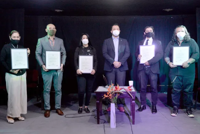 Premian a ganadores de concurso