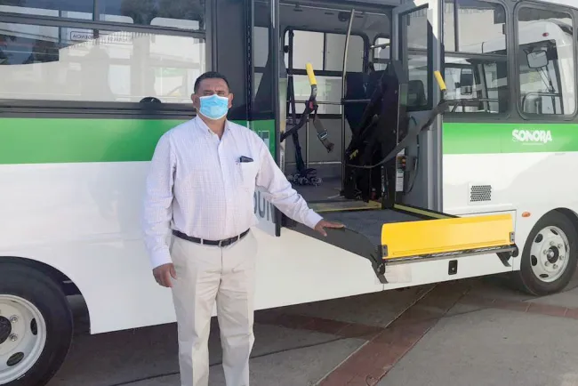 Gestiona Carlos Navarrete autobús para personas con discapacidad
