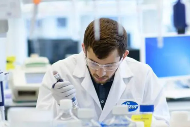 Aprueba Inglaterra vacuna Covid-19