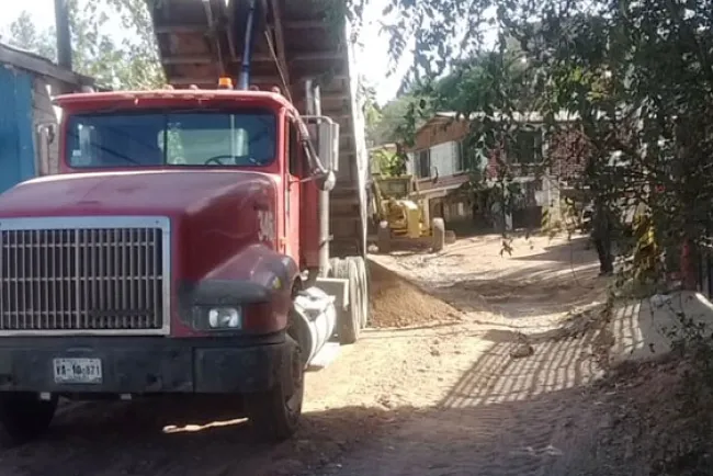Mejoran vialidades en varias colonias
