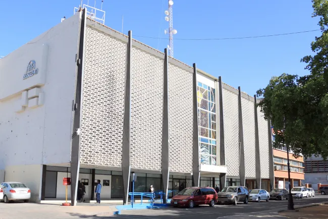 Obliga contagios cerrar oficinas