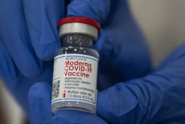 Moderna estima un año de inmunidad a Covid-19 con aplicación de su vacuna