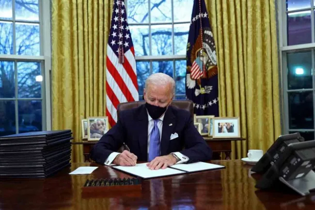 Biden lanza plan de acción contra covid; 100 millones de dosis en 100 días