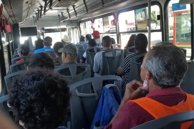 <b>Solicitan
más camiones para evitar contagios</b>