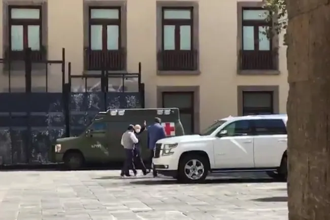 AMLO reapareció en Palacio Nacional caminando y con cubrebocas, a dos semanas de dar positivo a COVID-19
