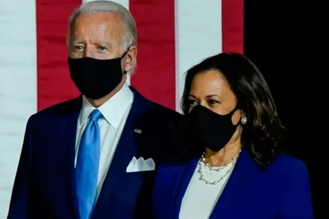 Biden y Harris visitan sitio de vacunación.