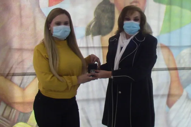 Recibe personal docente medallas por su trayectoria laboral