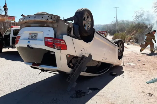 Abandona conductor auto tras volcarse