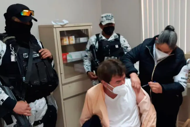 Agandalla vacuna Alcalde de Caborca, se va a Oquitoa a aplicársela