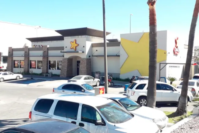 Joven trabajadora da a luz en baño de restaurante