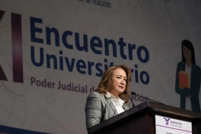 Niega ministra de SCJN haberse vacunado contra covid en EU