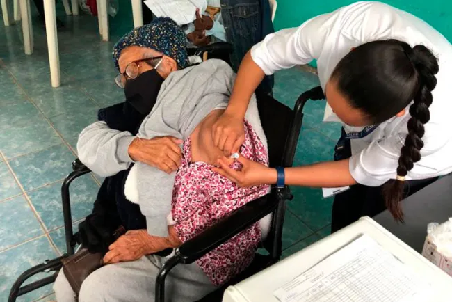 Concluye vacunación de adultos, la primera etapa