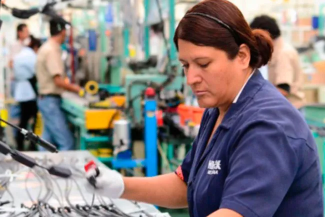 Conquista mujer industria, Destaca en vida productiva
