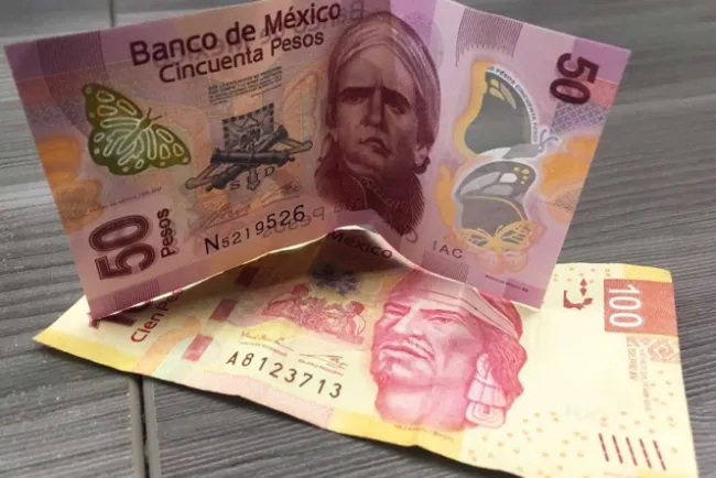 Debilita al peso fortalecimiento del dólar