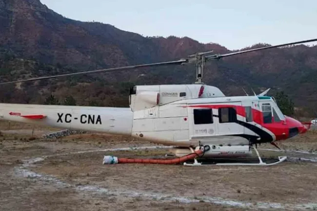 Apoya Conagua con helicópteros y camión cisterna en combate de incendio forestal