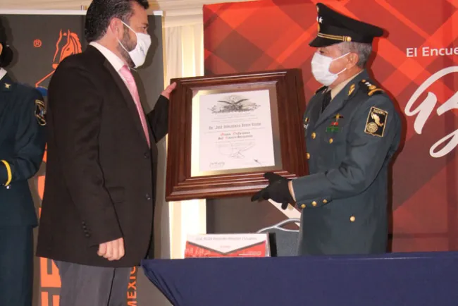 Recibe nogalense máximo galardón