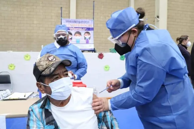 Podrían vacunar en mayo a empleados de maquilas