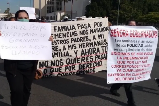 Viudas de policías  levantan plantón