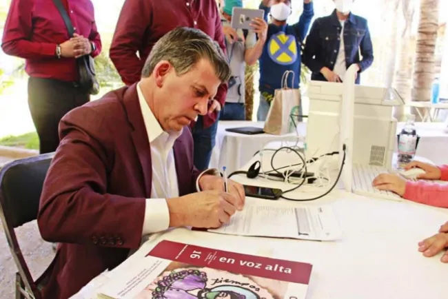 'A mí no me agarra de los hue... nadie': Sheffield a mujer de Morena