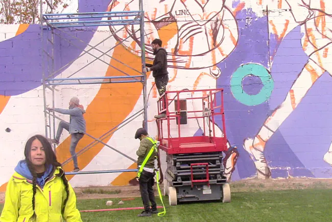 Muralista hace que las paredes hablen