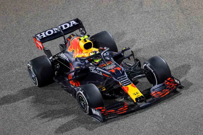 Espectacular remontada de 'Checo' y polémica en Bahréin