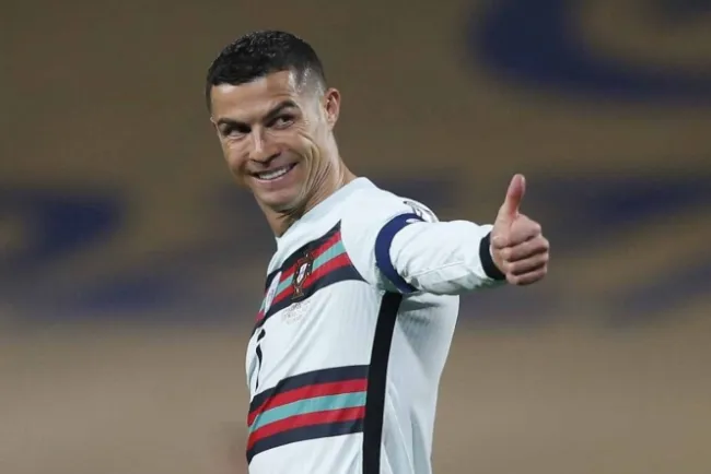 A subasta el brazalete que Cristiano aventó al césped