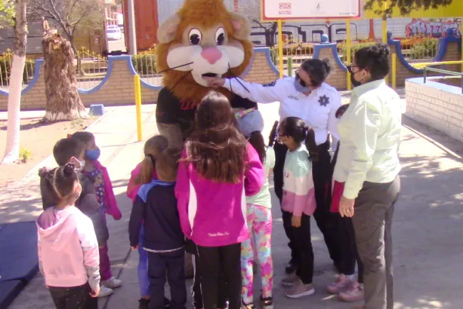 Imparten talleres a niños y jóvenes