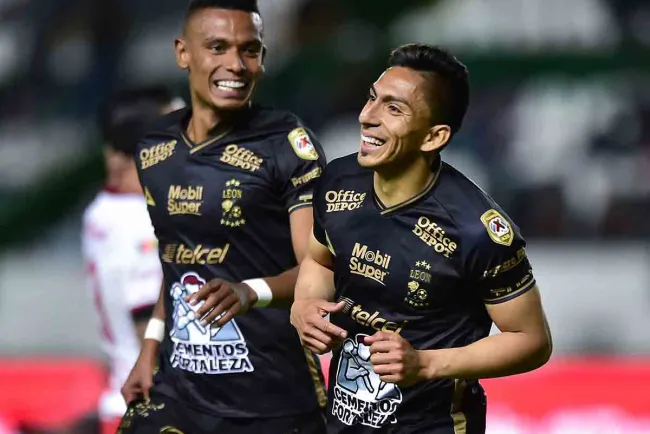 León remonta y exorciza al 'Diablo' del Nou Camp