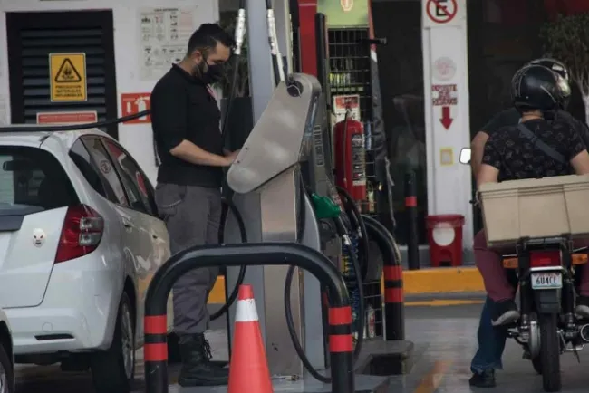 ¡Adiós autos! Gasolina Premium alcanza los $25.50 por litro