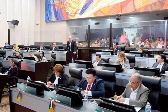 Piden licencia otros cinco diputados; suman 12 en total