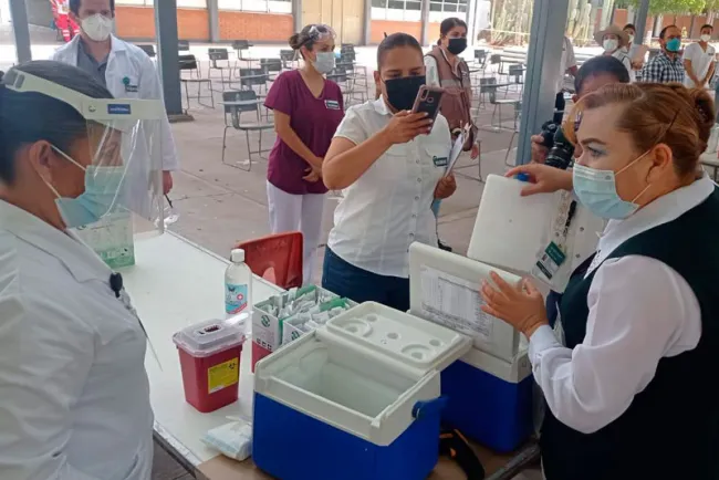 Inicia vacunación contra Covid-19