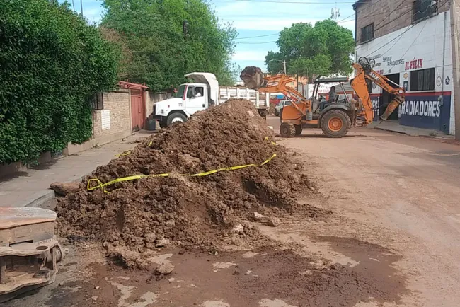 Colapsa drenaje en calle Maclovio Herrera