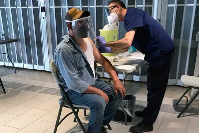 Suma Canadá 3 mil jornaleros mexicanos vacunados